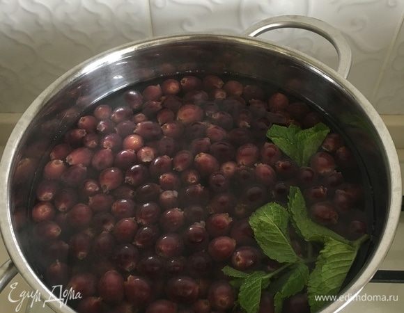 В кипящий сироп положить ягоды, немного уменьшить огонь. Варить компот достаточно 5 минут, ягоды должны всплыть. Можно добавить палочку корицы, пару бутонов гвоздики или свежей мяты. Компот охладить и напиток готов.