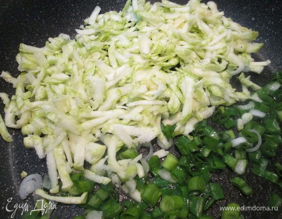 Обжариваем овощи на оливковом масле до полуготовности, добавляем мелко нарезанную мяту (у меня сушеная, еще зимние запасы). Добавляем измельченный чеснок.
Дале замешиваем тесто: муку и соль просеиваем в миску, добавляем нарезанное кубиками сливочное масло и перетираем до образования крошки. Добавляем желток и вымесите гладкое тесто, вливая понемногу холодной воды. Формируем из теста шар и убираем в холодильник на 30 мин.