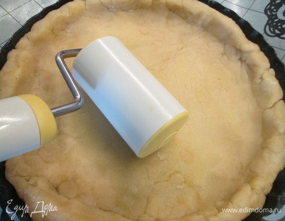 Достаем тесто из холодильника, укладываем в форму, раскатываем в круг, делая бортики. Далее насыпаем фасоль и отправляем в духовку на 10 минут. Я сделала проще: наколола вилкой всю поверхность теста и затем выпекала.