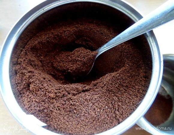 Отмеряем свой любимый сорт кофе.