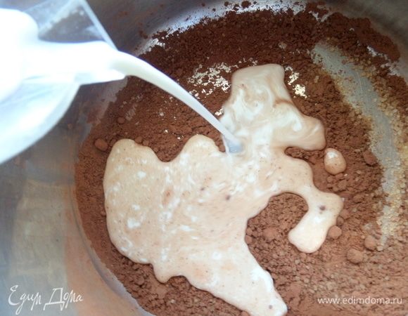 Влить молоко и поставить на огонь.