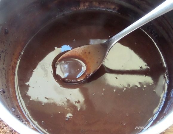 Довести до кипения, растирая ложкой, выключить.