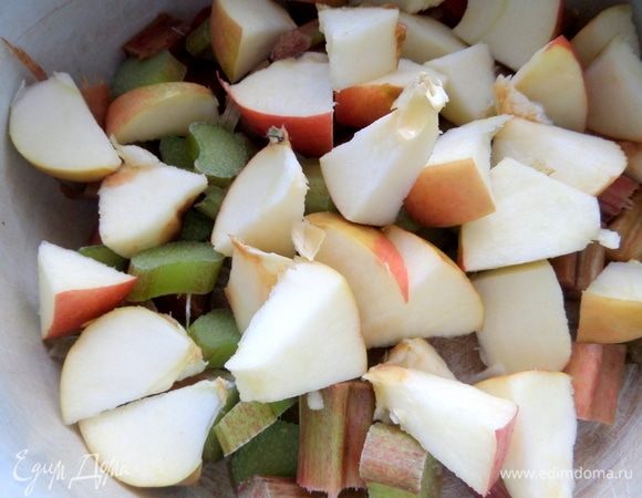 Добавить к нему нарезанное яблоко. Можно с кожицей.