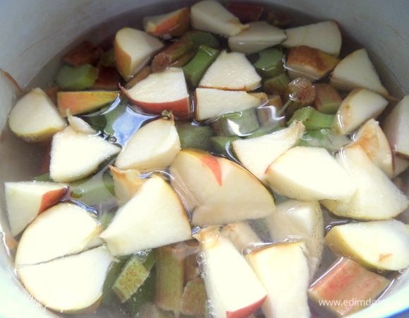 Залить чистой водой и поставить на огонь.