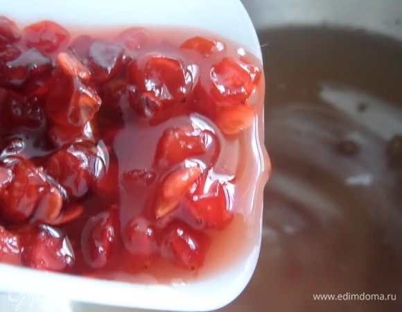 Добавить примерно полстакана варенья в отвар. Если калина замороженная, добавить дополнительно сахар.