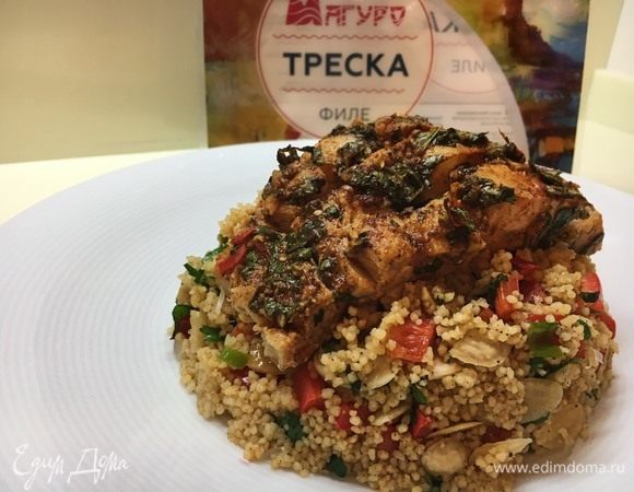 Выложите на тарелку подушку из кускуса и положите сверху треску, формируя полусферу.