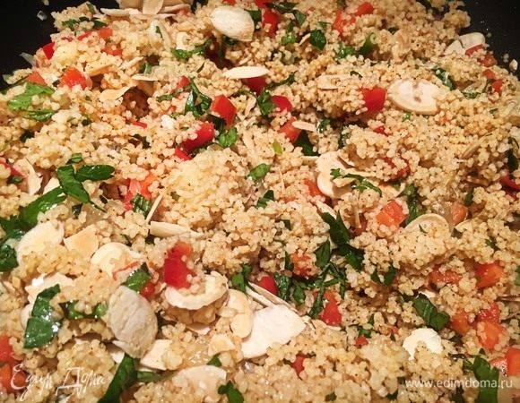 Растопите сливочное масло и обжарьте в нем кускус на среднем огне 2-3 минуты.