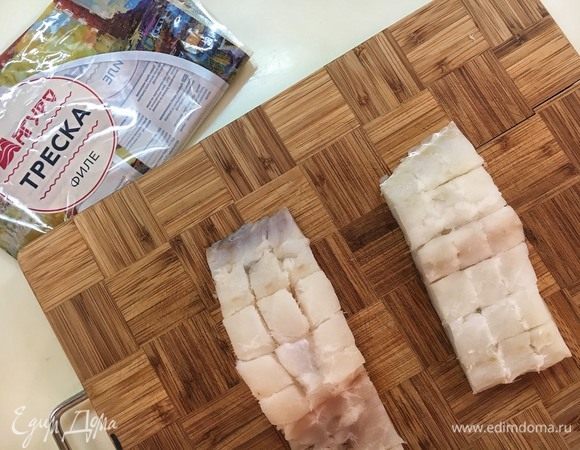 Теперь необходимо надрезать треску на квадраты 2х2 см, не прорезая рыбу насквозь. Для это необходим гладкий острый нож. Если будете использовать нож с зубчиками, квадратики не будут такими ровными. Филе очень мясистое, поэтому трудностей при этом шаге не возникает.