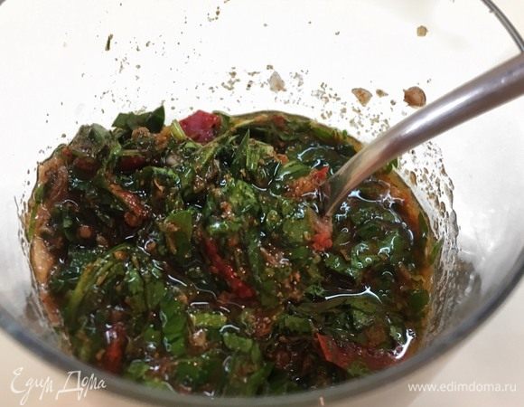 Мелко порубите зелень. Добавьте сок лимона и оливковое масло. Перемешайте. Маринад «чермула» готов.
