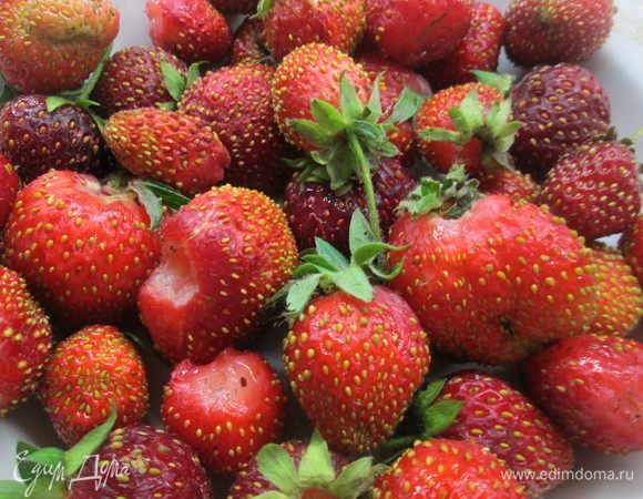 Сначала снимаем тонко цедру лимона или натираем на мелкой терке.
Отжимаем сок с половины лимона. Нарезаем 200 г клубники кусочками, остальную взбиваем блендером до состояния пюре. Добавляем яблочный сок, сахар (по желанию).