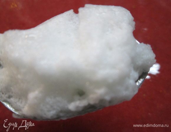 В получившуюся массу добавляем целые кусочки ягод или половинки и убираем в холодильник минимум на 30 минут. Пока охлаждается фруктовый суп, готовим клецки: взбиваем белки со щепоткой соли и сахара.
Теперь вскипятим 1 л воды и отставим емкость с ней в сторону.
Из белков с помощью 2-х чайных ложек  формируем клецки и поочередно опускаем их в воду. Закрываем емкость с водой крышкой, оставляем на 5 минут.
Теперь с помощью шумовки извлекаем клецки и, поместив их на решетку, даем воде стечь.