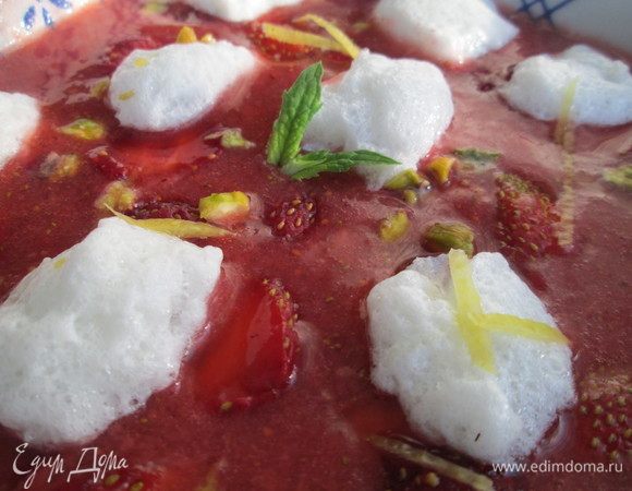 Ставим на стол наш десерт и раскладываем порционно. 