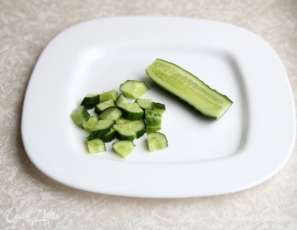 Нарезать огурец (я не очищаю от кожуры, так как сама их выращиваю и убеждена, что в кожуре содержится много полезных веществ).