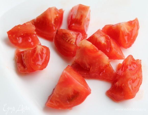 Нарезать помидор крупными дольками.