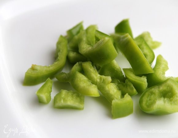 Нарезать сладкий перец.