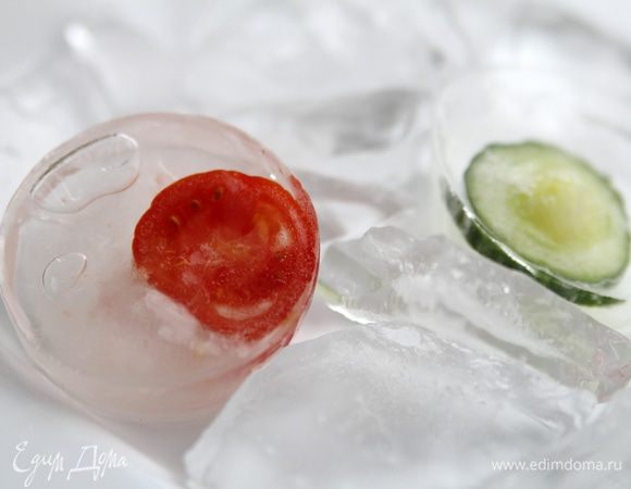 Воду отфильтровать, заморозить в холодильнике (100 мл). В некоторые формочки для льда добавить дольки помидор и огурцов.