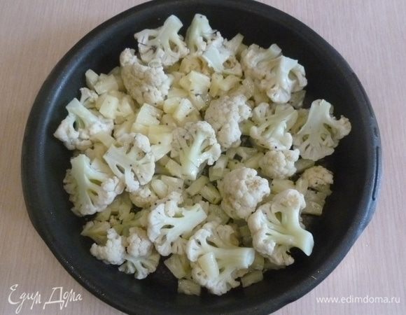 Капусту сбрызнуть маслом, добавить семена фенхеля, горчицу, щепотку соли и перца. Ананас нарезать кубиками. Также выложить в форму. Перемешать. Поставить в духовку (200°С) на 30 минут.