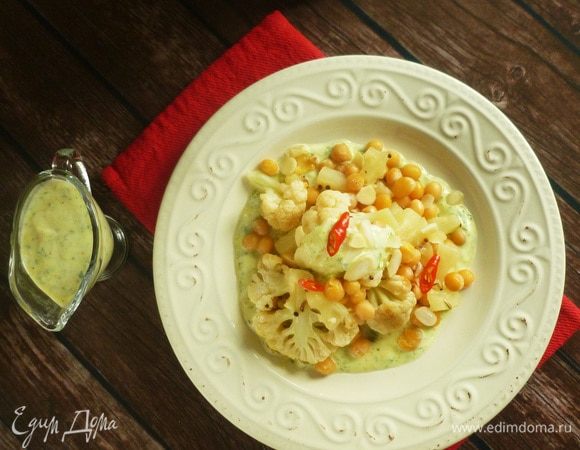 Вылить на блюдо заправку, выложить капусту. При подаче посыпать нарезанным чили. Приятного аппетита!