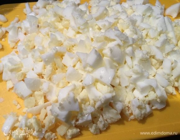 Яйца (3 шт.) сварите вкрутую и мелко нарежьте.