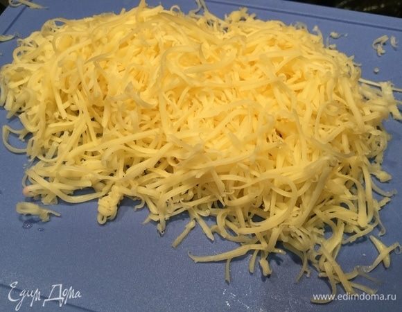 Сыр натрите на мелкой терке.