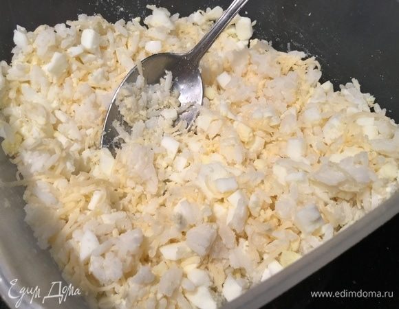 Смешайте рис, яйца и сыр.