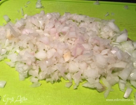 Репчатый лук очень мелко порубите.