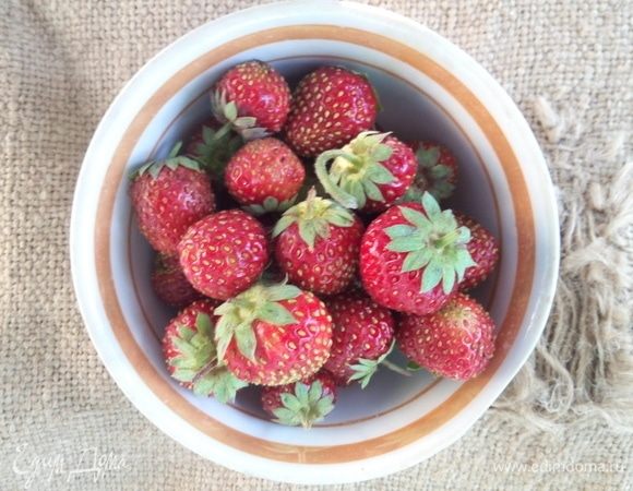 Клубнику очистить от чашелистиков, помыть, дать стечь воде, нарезать на половинки.