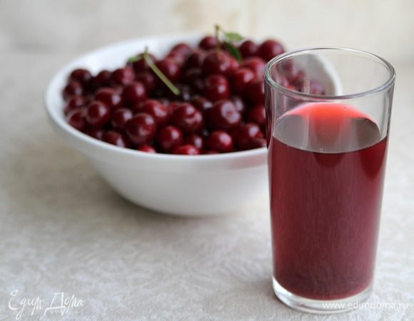 Приготовить вишневый сок. Для этого нужно вишню размять и протереть через сито.