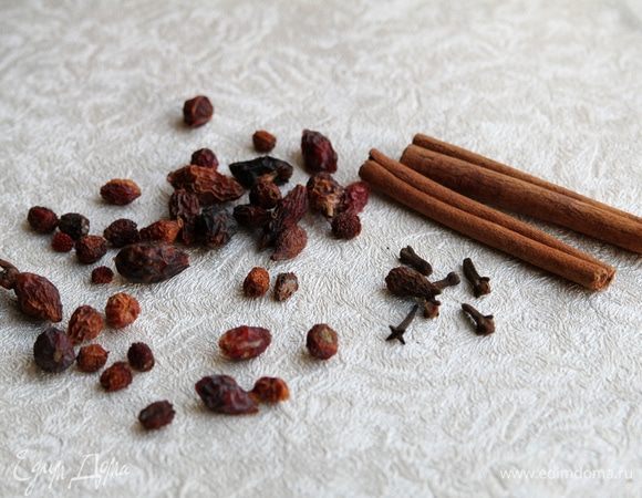 Положить в емкость для приготовления напитка шиповник, корицу, гвоздику.