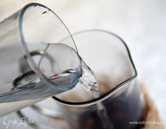 Отфильтровать воду, довести до кипения и влить к специям. 