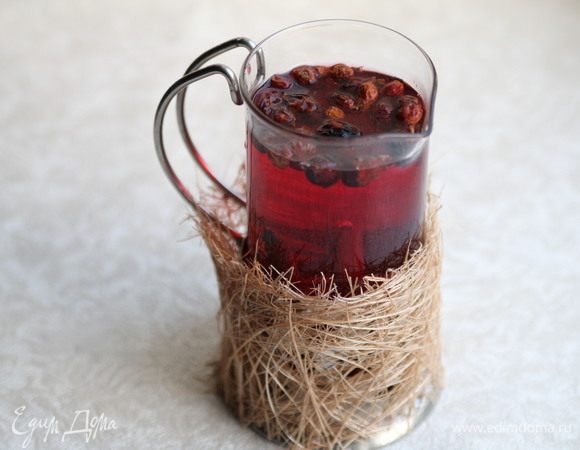 Вишневый сок довести до кипения. Также добавить в емкость для приготовления напитка. Добавить сахар.