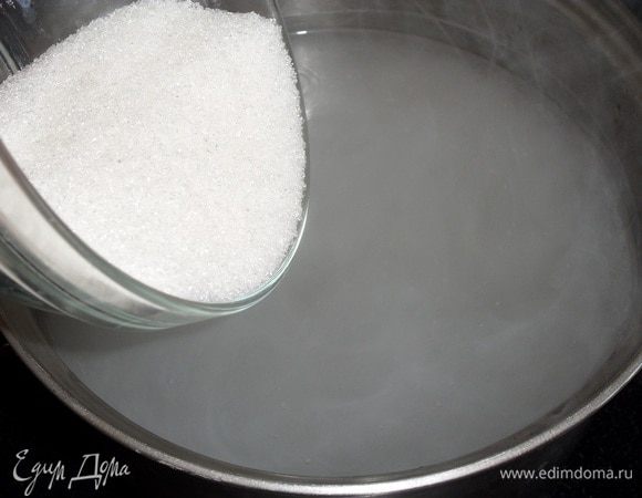 В кастрюлю наливаем чистую воду. Добавляем сахар. Доводим до кипения.