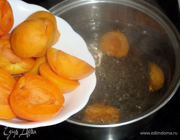В сладкую кипящую воду закладываем половинки абрикосов. Доводим до кипения. 
