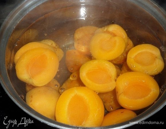 Варим 5-7 минут после закипания. Убираем кастрюлю с огня. Остужаем и охлаждаем компот.