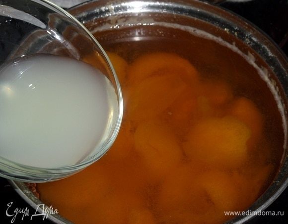 В охлажденный компот добавляем лимонный сок. 