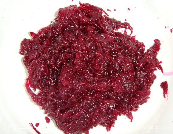 Свеклу и яйца отварить до готовности, остудить. Свеклу натереть на мелкой терке.