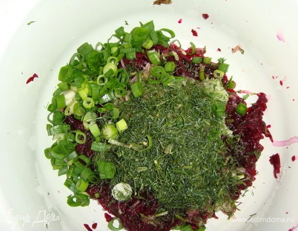 Укроп и зеленый лук мелко нарезать.