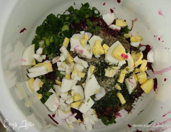 Яйца нарезать небольшими кубиками. Посолить и поперчить по вкусу.