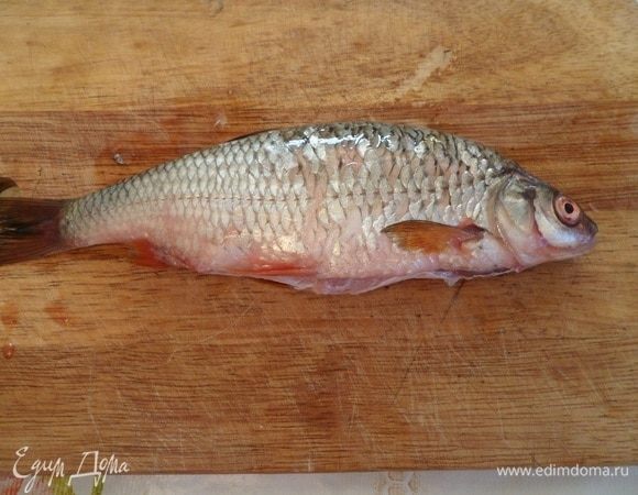 У рыбы вспарываем брюшко и удаляем внутренности.