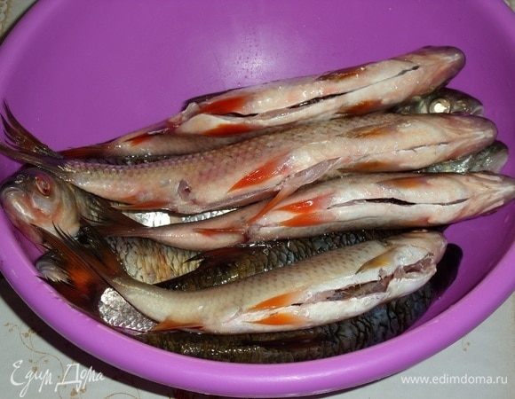 Хорошо промываем рыбу. Вес очищенной рыбы — 1,5 кг.