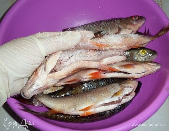 Каждую рыбку натираем солью внутри и снаружи. В среднем на каждую рыбку использовала 2-3 ч. л. соли.
