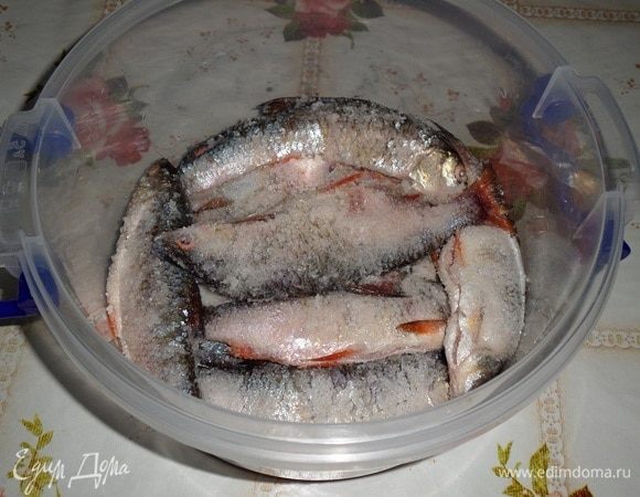 Выкладываем рыбу в чашку.