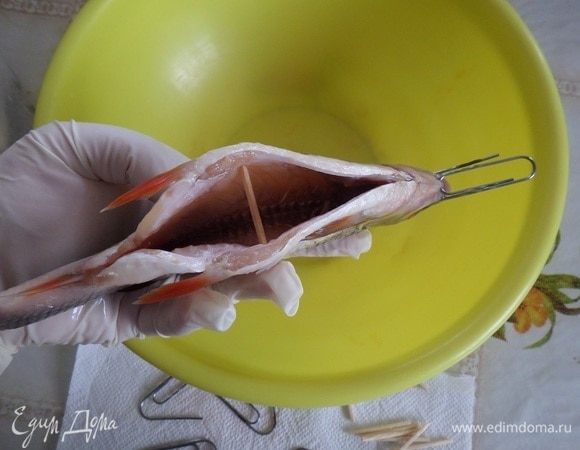 Подготавливаем канцелярские скрепки и зубочистки (или спички, удалив серную часть). В брюшко помещаем зубочистку, раскрывая его. Скрепку продеваем через голову в районе глаз.