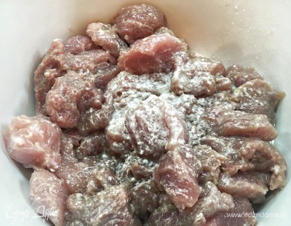 Порежьте свинину на кубики 2х2 см и положите в глубокую тарелку. Добавьте вино, 1 ст. л. уксуса, яйцо и немного крахмала, перемешайте. Можно дать промариноваться хоть 20 минут, хоть час, тогда свинина станет немного кислее. Это дело вкуса. А можно сразу же прибегать к следующему шагу. 
