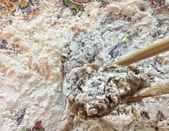 Обваляйте кусочки свинины в крахмале, чтобы он полностью покрывал мясо. Я для этого использую китайские палочки, так как такая техника экономит много времени и не собирает крахмал на пальцах, но вы можете делать любым привычным способом.
