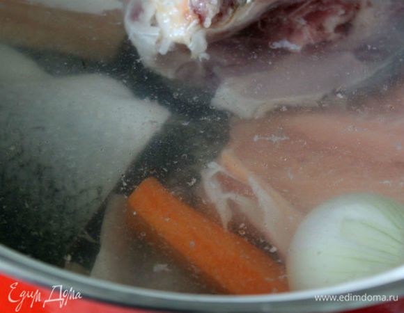 Рыбу, если нужно, почистить, помыть, сложить в кастрюлю, добавить 1 луковицу и 1 морковь, 1 стебель сельдерея, залить 2 л воды и поставить на огонь. Кроме самой рыбы в такой бульон хорошо бы дополнительно положить рыбные кости и головы, что я и сделала. Довести до кипения, добавить соль, перец горошком и варить 15 минут. В рецепте я использовала тилапию и лосося ТМ «Магуро». Замечание: не важно, какую рыбу использовать — белую или красную, важно, чтобы она не была жирной! Избыточный рыбий жир «убьет» вкус бульона.