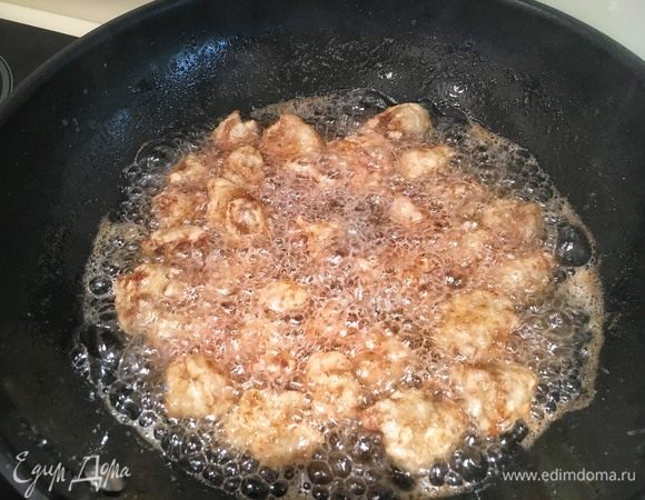 Налейте масло во фритюрницу или глубокую скороду настолько, чтобы оно полностью покрывало кусочек свинины (примерно 3 см). Доведите масло до кипения. В кипящее масло по одному закиньте кусочки свинины. Хорошо обжарьте их с каждой стороны до насыщенного темно-золотого цвета примерно по 3 минуты.
