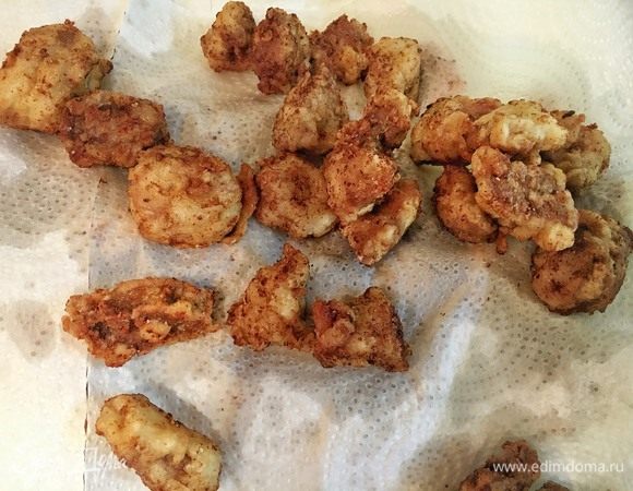 Достаньте кусочки из сковороды и поместите на бумажные полотенца. Они впитают излишек масла и помогут свинине сохранить хрустящую корочку.
