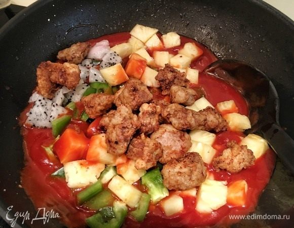 Нарежьте перец, питахайю (она же драконий фрукт) и ананас на кубики 2х2 см. Нагрейте сковороду с парой ложек растительного масла. Добавьте пасту и сахар. Готовьте на среднем огне пару минут, хорошо помешивая. Добавьте немного воды, щепотку соли, две ложки уксуса и соевый соус. Разведите в глубокой тарелке крахмал с небольшим количеством холодной воды и перемешайте до его полного растворения. Тонкой струйкой влейте крахмал в соус, постоянно помешивая. Когда он закипит, выключите огонь и добавьте порезанный перец, фрукты и свинину. Оставьте пару кубиков фруктов для украшения.
