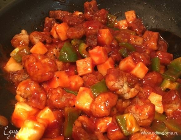 Перемешайте содержимое, чтобы соус полностью покрывал кубики. Гулу жоу готово.
